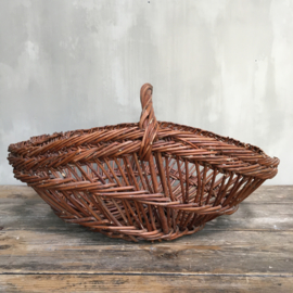 BU20110090 Old French picking basket made of willow branches in beautiful condition! Size: 23.5 cm. high / 57 cm. long / 43 cm. cross section.