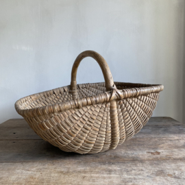 BU20110169 Old French harvest basket originally used for picking mushrooms in beautiful condition! Size: 51 cm long / 22 cm high (to handle) / 33 cm high (including handle) / 38 cm wide.