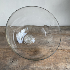 OV20110989 Antique French bell jar made of mouth blown glass with sober handle. Minimal irregularity in the glass on the handle, otherwise in perfect condition! Size: +/- 24 cm high (up to the handle) / 24 cm. cross section