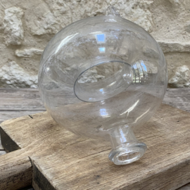 OV20111076 Antieke Franse vliegenvanger van mond geblazen glas. Het glas is wat verweerd door de tijd, maar  verder in perfecte staat! Periode: 19de eeuw. Afmeting:  17 cm hoog /  16 cm doorsnede (over de buik gemeten)