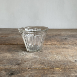 OV20111049 Antieke Franse confiturepot van mondgeblazen glas gemerkt - C - Het glas is iets verweerd, maar verder in prachtige staat! Afmeting: 8,5 cm hoog /  11,5 doorsnede.