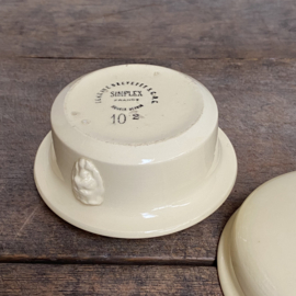 AW20110519 Old French Simplex paté jar - terrine brevetee S.G.D.G - period: before 1940. In soft yellow colour. Has a small hairline (see photo 7 & 8), otherwise in beautiful condition! Size: +/- 9.5 cm. high (up to handle / 11.5 cm. cross section.