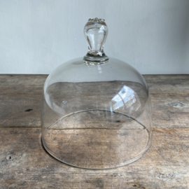 OV20110988 Antieke Franse stolp van mond geblazen glas met sober uitgewerkte greep. In perfecte staat! Afmeting: +/- 23,5 cm hoog (t/m de greep) /  22 cm doorsnede