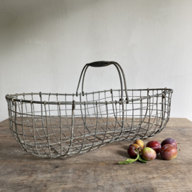 BU20110131 Old French iron harvest basket, beautifully weathered by the influence of the sea and southern French sun. In beautiful condition! Size: 57 cm long / 31 cm cross section / 16 cm high (to handle)