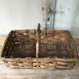 OV20110527 Old French harvest basket in beautiful condition! Dimensions: 41.5 cm. long / 13.5 cm. high (22.5 cm. high up to handle) / 26.5 cm. wide.