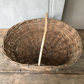 OV20110640 Rustic old French willow wicker basket on iron frame. From the island of Île de Ré in beautiful condition! Size: 17 cm. high (up to handle) / 48 cm.