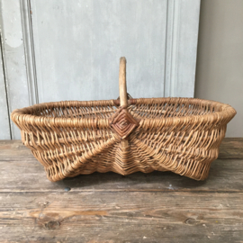 OV20110650 Old French willow wicker picking basket in beautiful condition! Size: 55 cm. long / 18 cm. high (up to handle) / 34 cm. cross section