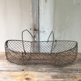OV20110508 Old French iron wire picking basket in beautifully weathered condition! Dimensions: 56 cm. long / +/- 16 cm. high / 34 cm. section.