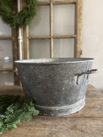 BU20110121 Old French zinc basin..maybe now perfect for your Christmas tree? Waterproof and in beautiful weathered condition! Size +/- 51 cm. cross section / 29.5 cm. high Only pick up in store.