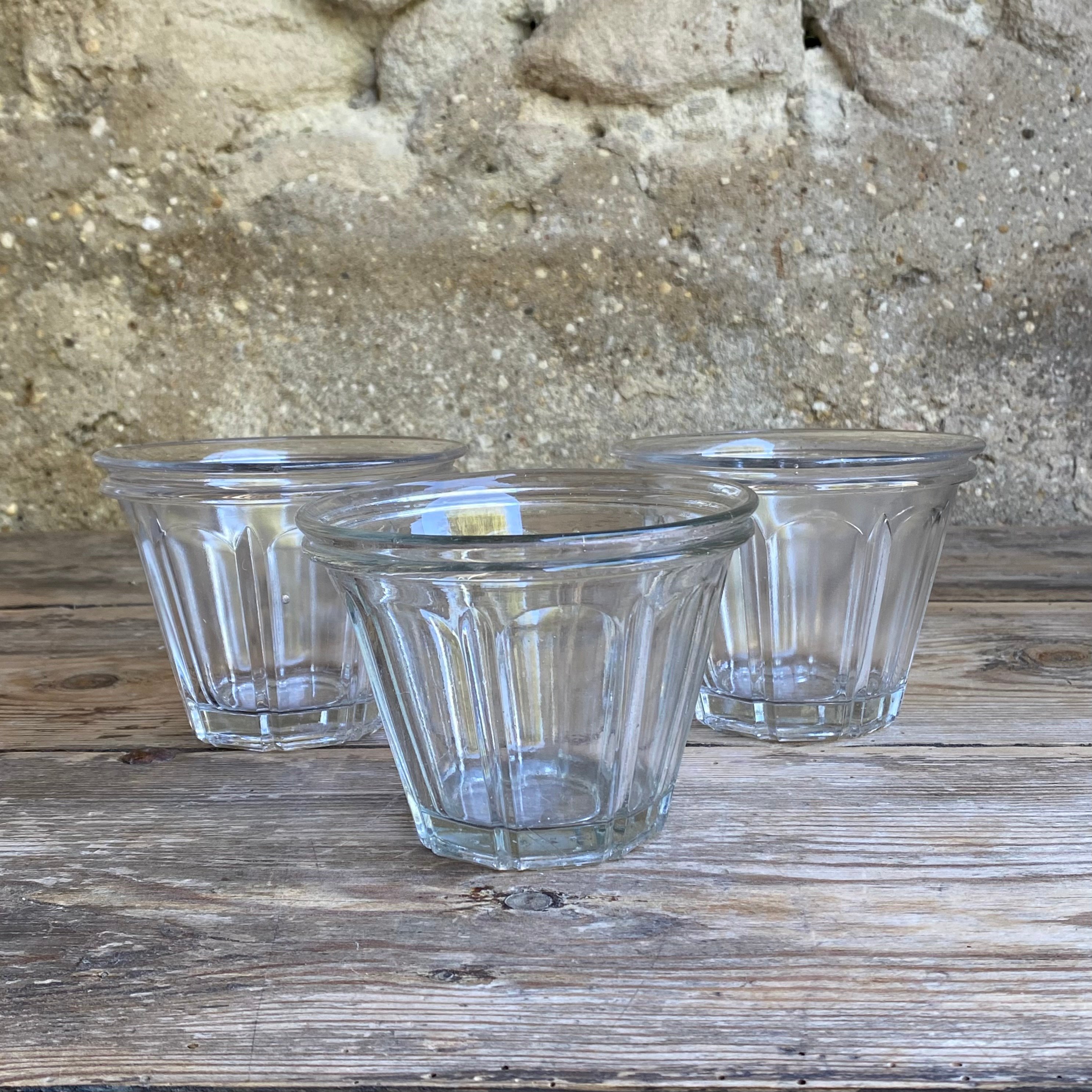 OV20111069 Set of 3 almost identical old French confiture jars. Contents: 375 grams. In beautiful condition! Size: 9 cm high / 11,5 cm cross section.