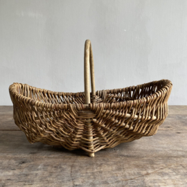 BU20110155 Small old French harvest basket made of woven willow in beautiful condition! Size: 37 cm long / 20 cm cross section / 12.5 cm high (to handle)