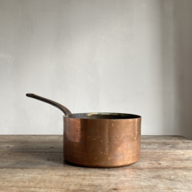 OV20110994 Antique French heavy copper saucepan with hand-forged handle and rivets in beautiful untouched condition. Marked: 26 Size: 15 cm high / 26 cm cross section