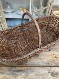 BU20110168 Large old French harvest basket made of woven willow in beautiful condition! Size: 83 cm long / 23 cm high (to handle) / 43 cm (including handle) / 44.5 cm wide.