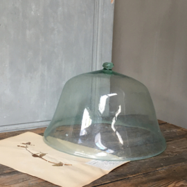OV20110653 Prachtige eind 18de eeuwse Franse mondgeblazen meloen cloche in perfecte staat! Afmeting: 22 cm. hoog (tot de nog intacte knop) / 45 cm. doorsnede. Alleen ophalen!