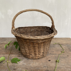 BU20110108 Old French harvest basket, nicely aged and weathered and still in good condition! Size: 19 cm. high / +/- 34 cm. cross section