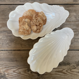 AW20111308 Old French porcelain serving dish stamped - Limoges France in beautiful condition! Size: 21.5 cm long / 12 cm cross section / +/- 3.5 cm high