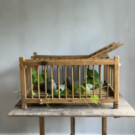 OV20111019 Old French wooden transport basket for chickens... now decorative for example a collection of decoy ducks. In beautiful condition! Size: 85 cm long (up to the handles) / 41 cm high / 49 cm deep. Store pick up only!