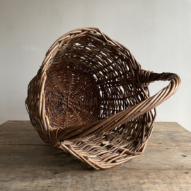 BU20110171 Oude Franse rustieke oogstmand van gevlochten wilgenteen in prachtige staat! Afmeting: 32 cm hoog (tot hengsel) / 51 cm hoog (t/m hengsel) /  +/- 41 cm doorsnede