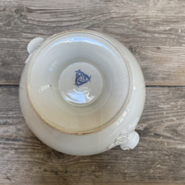 AW20111305 Antique French tureen - stamped D.Johnston J. Vieillard & Co Bordeaux period: 1845-1865. Has a chip on one of the handles (see photos for details), otherwise in beautifully lightly buttered condition! Size: 14.5 cm high / 18.5 cm cross section