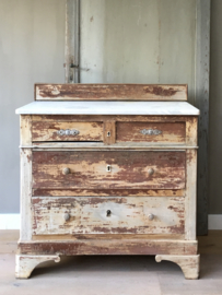 OV20110588 Old French chest of drawers, beautifully weathered in jaded Swedish red with marble top in very good condition! Dimensions: 81.5 cm. high / 87.5 cm. wide / 44 cm. deep. Pick up or delivery for a fee.