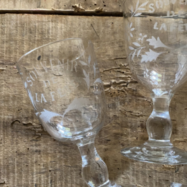 OV20111070 Set of 3 nearly identical - Souvenir de la Fête - wine glasses made of mouth-blown glass, period: 19th century. In beautiful condition! Size: 14 cm high / 7.5 cm cross section.