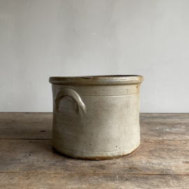 AW20111157 Stoere oude Franse pot van grès aardewerk in mooi laag model in prachtige staat! Afmeting: 17 cm. hoog / 21,5 cm. doorsnede