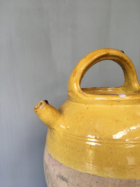 AW20110389 Large old southern French pitcher in typical Provence yellow, unfortunately misses the lid (price adjusted), but otherwise in beautiful condition! / Size: 35 cm. high (up to handle)