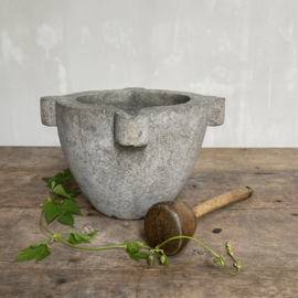 OV20110474 Beautiful antique French 19th century mortar of gray marble .... so beautiful in its simplicity and colour! Size: 20 cm. high / 32.5 cm. cross-section (incl. handles) Pick up in store only!