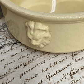 AW20110524 (C) Antique French pâté pot, stamp - Terre a Feu UC Sarreguemines - period: before 1895 in soft yellow color. Misses a chip on the edge of the lid (see photo) further in beautiful condition! Dimensions: 4 cm. high / 10 cm. cross section