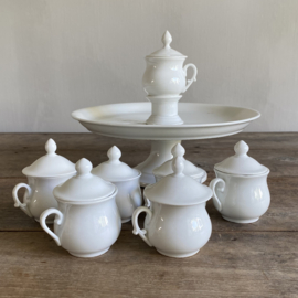 AW20111074 Antique French set pot de crème blanc period: 19th century complete with serving tray in beautiful condition! Size: 28 cm cross section / 10.5 cm high (pot de crème: 6 cm high / 5.5 cm cross section)
