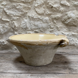 AW20111325 Antique Southern French Grésalle in beautiful soft yellow.... period: 19th century. Damage near the spout due to age, but otherwise in beautifully weathered condition! Size: 45 cm cross section / 21.5 cm high.