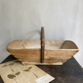OV20110737 Grote oude Franse houten plukmand in prachtige staat! Afmeting:  52 cm. lang / 16 cm. hoog / 33 cm. breed.