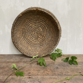 OV20110830 Antique French harvest basket made of woven reed in weathered, but still beautiful condition! Size: +/- 45 cm. cross section / +/- 14 cm. high.