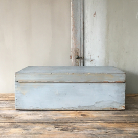 OV20110575 Old French carpenter's chest in beautiful worn grey / blue original color. Dimensions: 55 cm. long / 18.5 cm. high / 35 cm. wide.