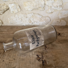 OV20111073 Oude Franse mondgeblazen apothekers fles met authentiek prachtig verweerd label - Elixir Parégorique - in mooie staat! Afmeting: 23,5 cm hoog / 9,5 cm doorsnede.