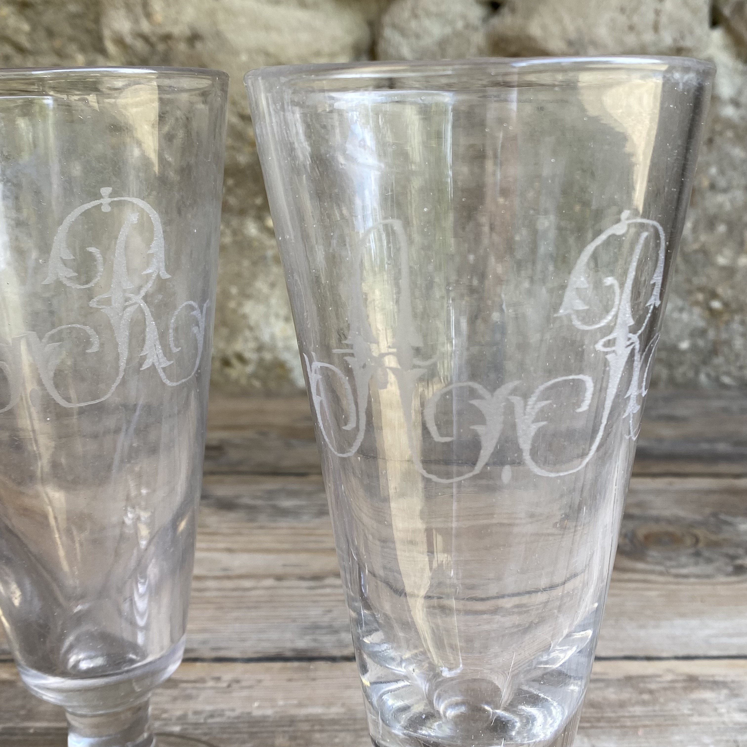 OV20111068 Set van 2 antieke hoge Franse glazen van mond geblazen glas met prachtig monogram - A. R - . Iets verweerd glas, maar verder in prachtige staat! Afmeting: 20 cm hoog /  8,5 cm doorsnede
