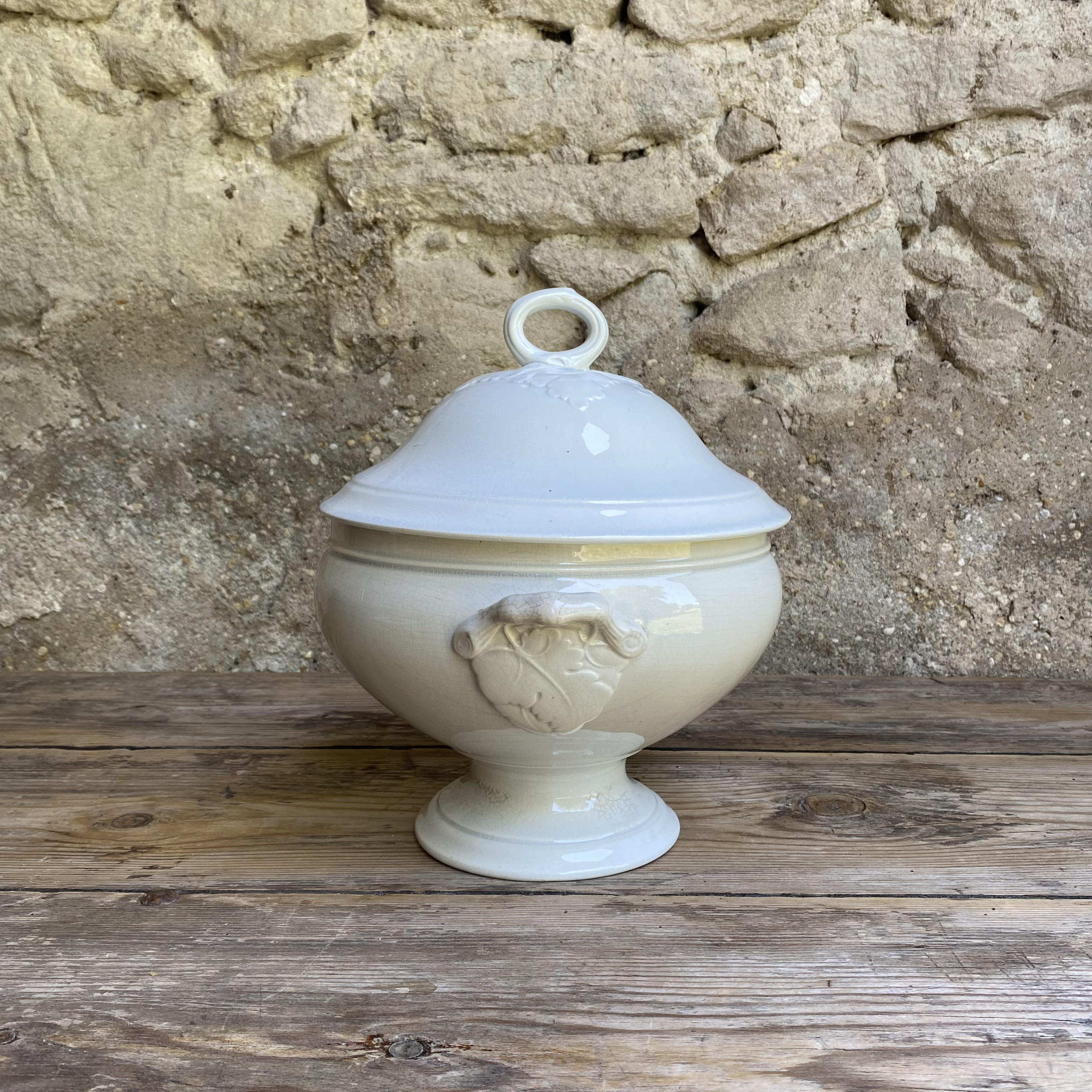 AW20111227 Antique French terrine, slightly stained with matching lid stamp - Choisy le Roy Hte Boulenger & Cie from 1878 in beautiful condition! Size: 16 cm high (to the lid) / 25 cm including the lid / 20 cm cross section