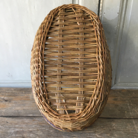 OV20110595 Hand-woven Danish willow basket in beautiful condition! Size: 42 cm. long / 20 cm. high / 27.5 cm. cross section