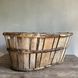 BU20110133 De authentieke oude Franse druivenoogst manden uit de Provence gemaakt van kastanjehout in prachtige staat! Afmeting: 68 cm lang / 46,5 cm doorsnede / 29 cm hoog. Vermelde prijs is per stuk!