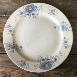AW20110528 Set van 3 antieke borden met oud blauw bloemmotief stempel - Société Céramique Maestricht “Augusta” -  periode: 1895-1900 in prachtige staat! Afmeting: 33 cm. doorsnede (grote bord) en  30,5 cm. (2 kleinere borden)