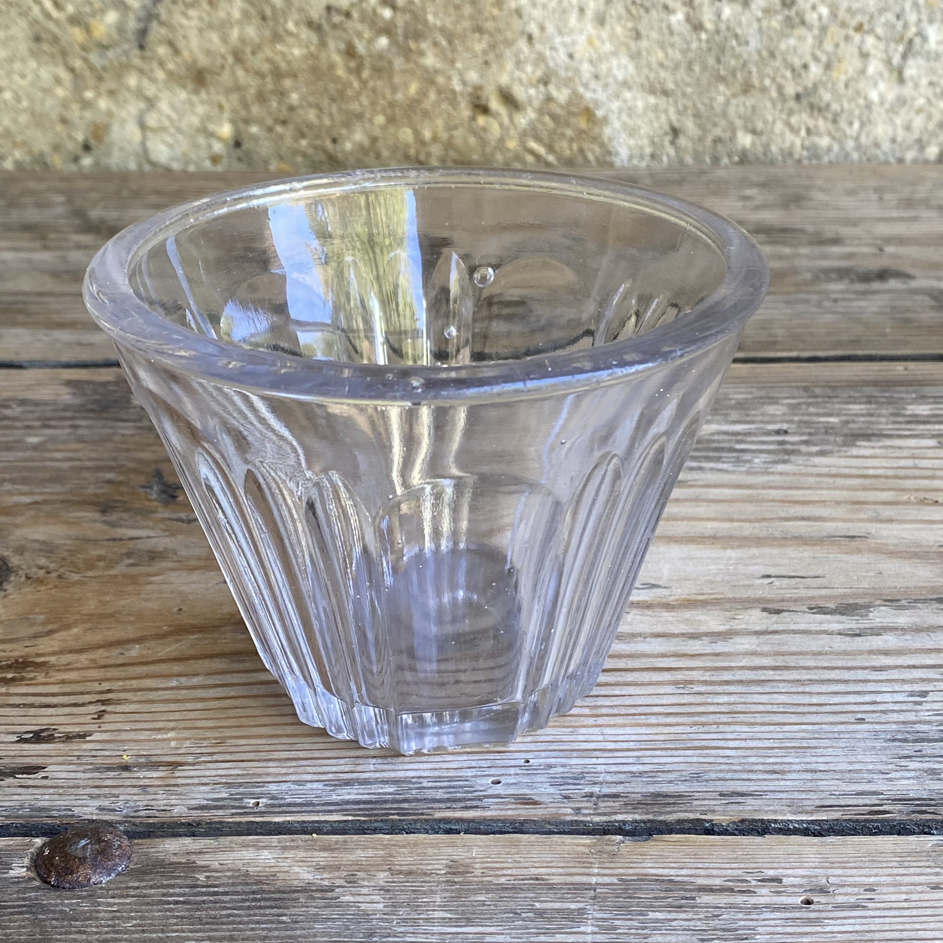 OV20111067 Antique French confiture jar made of mouth-blown glass in beautiful condition! Size: 8 cm high / 11.5 cm cross section