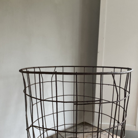 OV20111036 Grote oude Franse ijzeren mand in prachtige verweerde staat! Perfect voor opslag van je houtblokken bij de haard...Afmeting: 56 cm hoog / 53,5 cm doorsnede Alleen ophalen winkel!