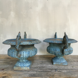 BU20110088 Set van 2 antieke Franse gietijzeren tuinvazen in prachtig blauw patina en staat!  Periode: begin 19de eeuw.  Afmeting: 20,5 cm. hoog (tot de rand) / doorsnede (t/m "de oren" ) 39,5 cm. Alleen ophalen.