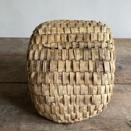 BU20110166 Oud Frans oogstmandje voor paddestoelen in prachtige staat! Afmeting: 31,5 cm lang / 22 cm breed / 11,5 cm hoog (tot hengsel) /  18,5 cm (t/m hengsel)
