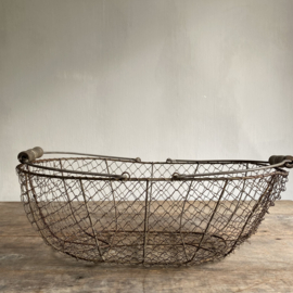 BU20110160 Large old French wire mesh harvest basket in beautiful weathered condition! Size: 46 cm long / 15 cm high (up to handles) / 32 cm cross section.