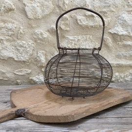 OV20111061 Large old French Fil de Fer egg basket...also nice for your shallots or garlic in beautiful condition! Size: 21 cm high (to handle) / +/- 25 cm cross section (measured over the belly)
