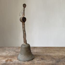 OV20111018 Antique French doorbell period: 1900. The bell stamped number 12 is made of copper and the clapper gives a nice clear sound. In beautiful condition! Dimensions: 31 cm high / 10 cm diameter