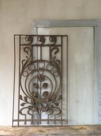 OV20110551 Antiek gietijzeren Frans deur-  of raamornament - Art Nouveau periode-  met fraaie details in prachtig verweerde staat! Afmeting: 1.07 mtr. hoog / 63 cm. breed / 1,5 cm. dik.  Ophalen of verzending via koerier mogelijk (kosten op aanvraag)