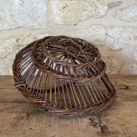BU20110183 Klein oud Frans oogstmandje van traditioneel gevlochten wilgenteen in mooi vergrijsde staat! Afmeting: 35,5 cm lang /  13,5 cm hoog /  27 cm doorsnede