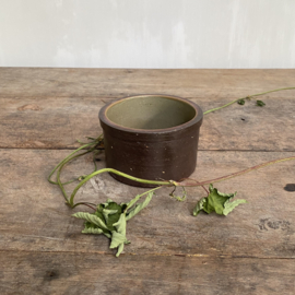 AW20110948  Oude Franse pot van grès aardewerk in donkerbruin, leuk om te gebruiken als zoutpot in de keuken. Mist aan de onderzijde een minimale chip, verder in prachtige staat! Afmeting:  +/- 7 cm. hoog / 11,5 cm. doorsnede.